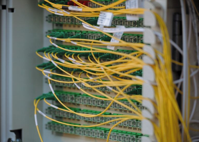 Servidor de datos con cableado de red, representando las bases de datos públicas del Estado colombiano