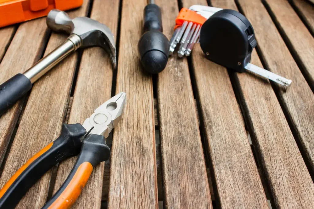Planes_nuevos 14 Herramientas de mantenimiento sobre superficie de madera